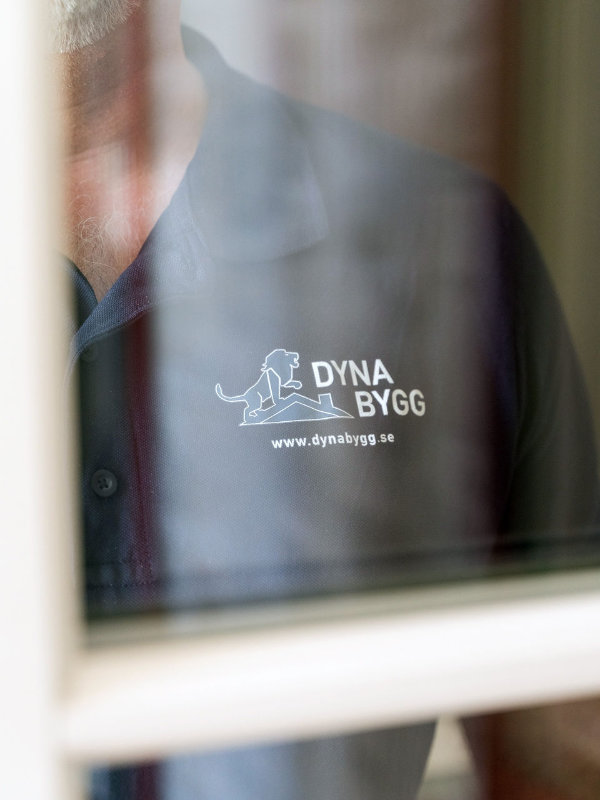 Jonas från Dynabygg byter fönster på ett hus i Sundsvall